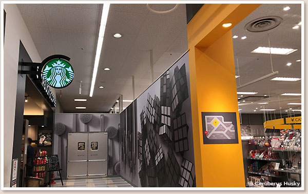スターバックスの向かいに位置します