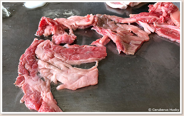 牛脂を溶かして肉を焼く