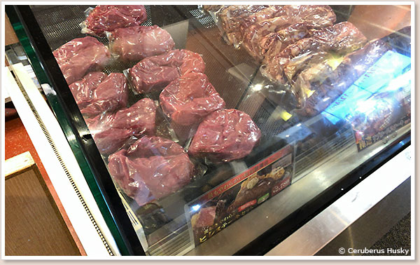 お肉は炭火で焼かれます