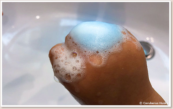 薄いブルーの石けん