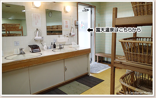 脱衣所を通って露天に行きます 温泉はこちらから