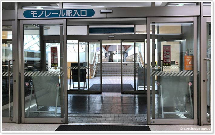 モノレール駅の連絡通路