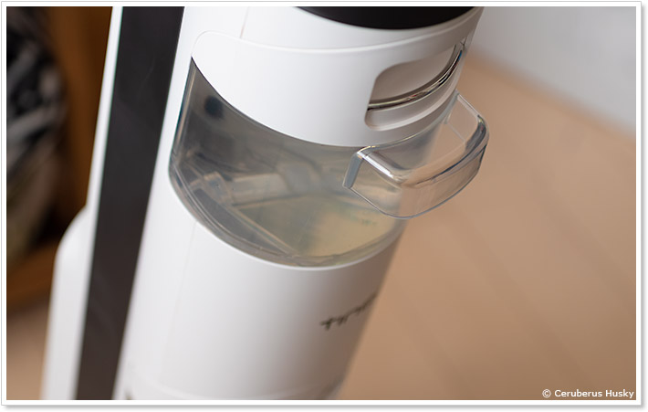 tineco iFLOOR3 浄水タンクに洗浄液をセット